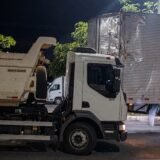 Caçamba colide com carreta estacionada na Avenida Santa Maria