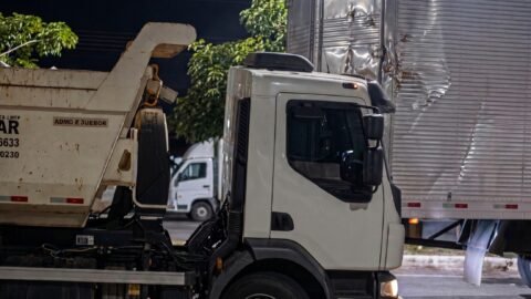 Caçamba colide com carreta estacionada na Avenida Santa Maria