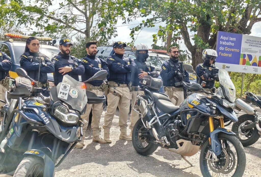 Operação da PRF fiscaliza mais de 200 veículos e resulta em prisões em Santa Maria do Pará