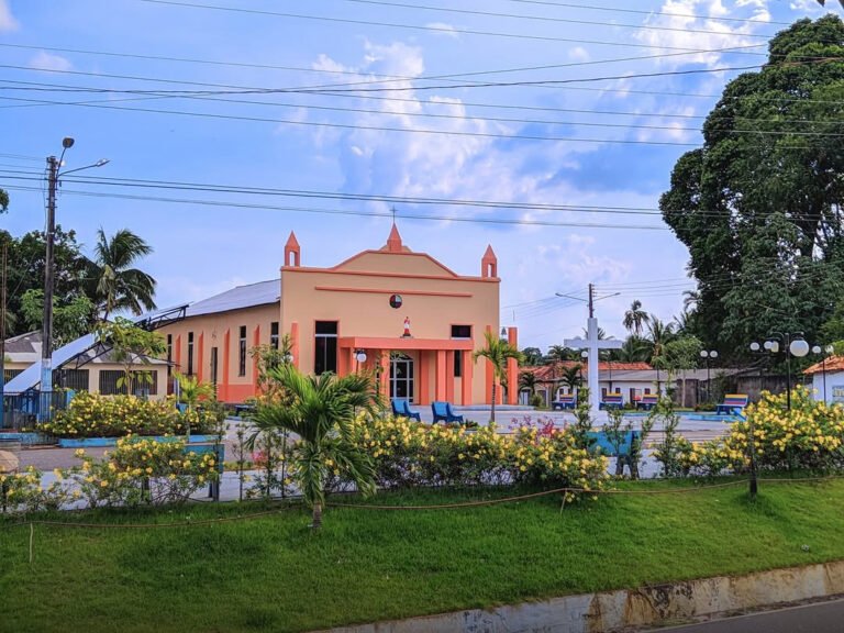 Registros históricos mostram a evolução da Igreja Matriz e da Praça Central de Taciateua através das décadas, foto 6
