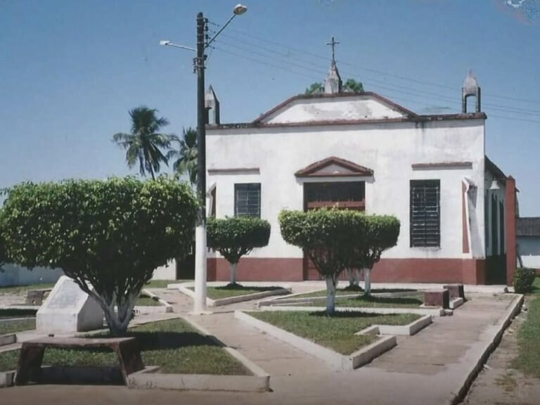 Registros históricos mostram a evolução da Igreja Matriz e da Praça Central de Taciateua através das décadas, foto 4
