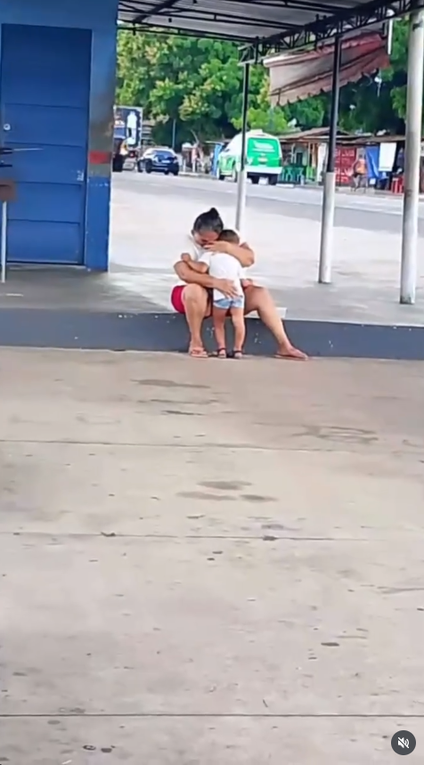Mulher é consolada por neto após ação da PRF