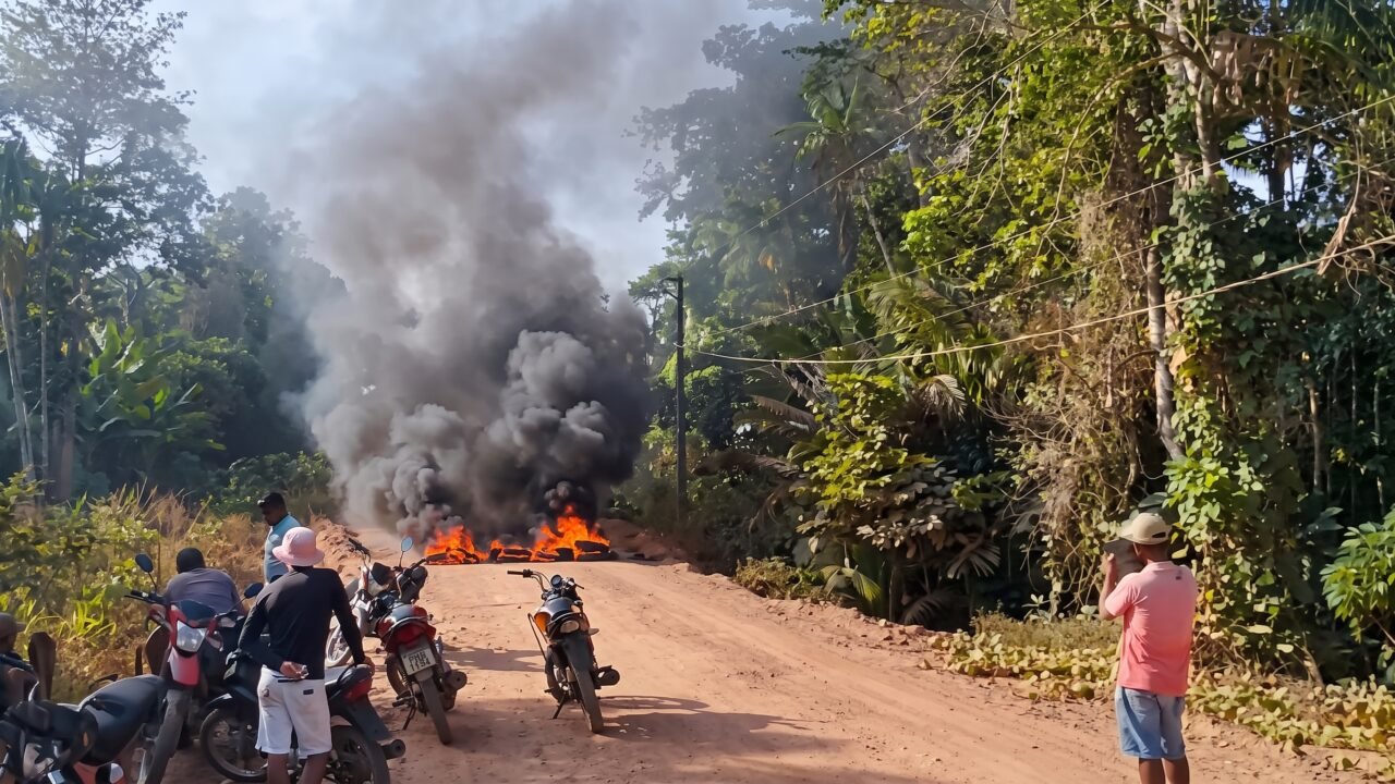 Moradores bloqueiam ramal em Santa Maria do Pará contra poeira de caçambas