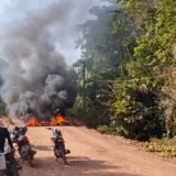Moradores bloqueiam ramal em Santa Maria do Pará contra poeira de caçambas