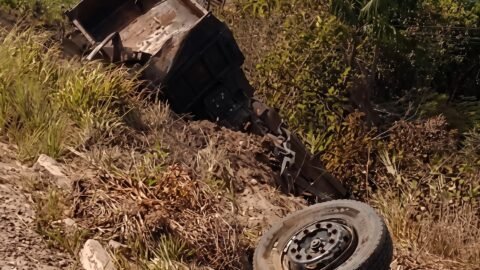 Caminhão caçamba despenca em ribanceira na BR-010 em Santa Maria do Pará