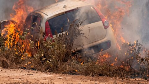 Carro pega fogo após colisão com moto na rodovia PA-320 em Castanhal