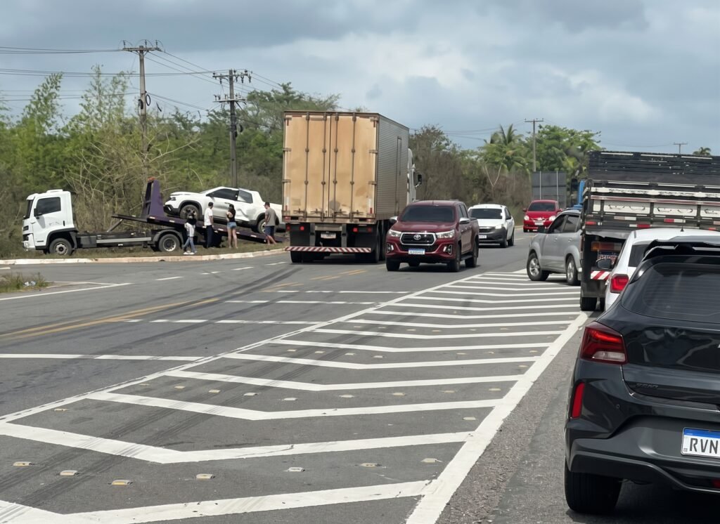 Colisão entre carreta e picape complica trânsito na BR-316 em Santa Maria do Pará