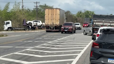 Colisão entre carreta e picape complica trânsito na BR-316 em Santa Maria do Pará