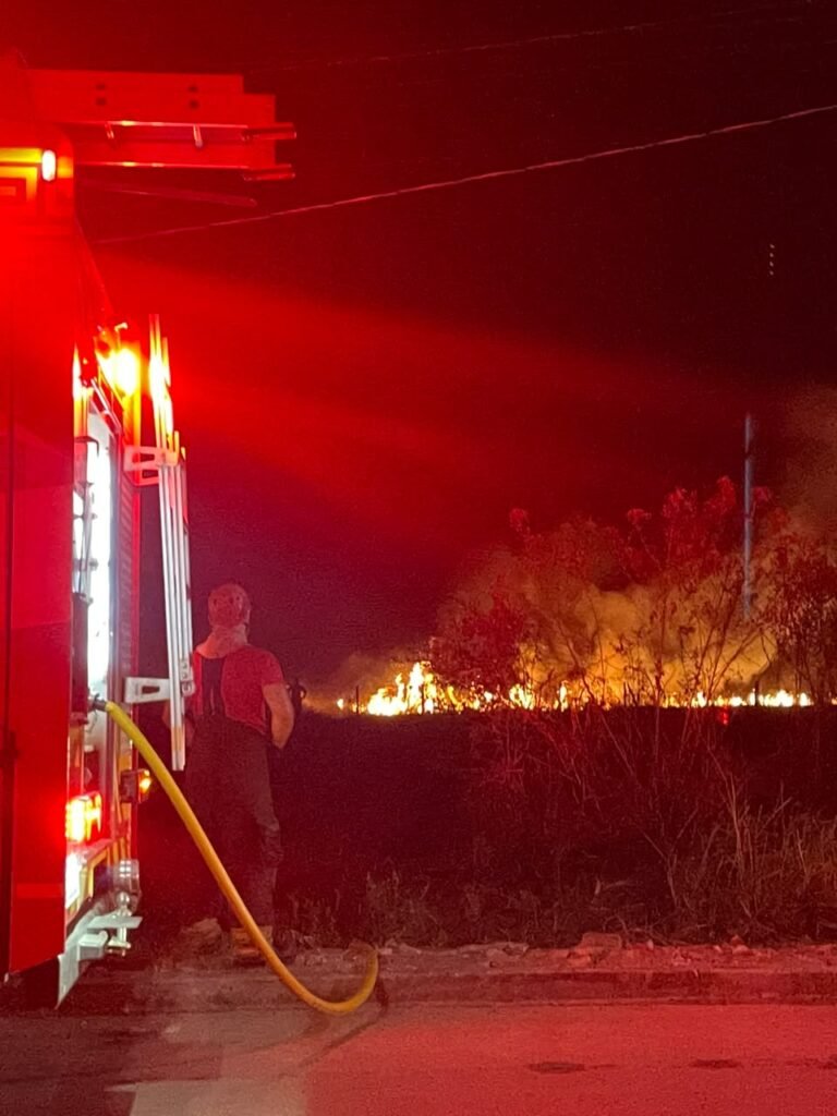 Incêndio em terreno particular mobiliza bombeiros em Santa Maria do Pará