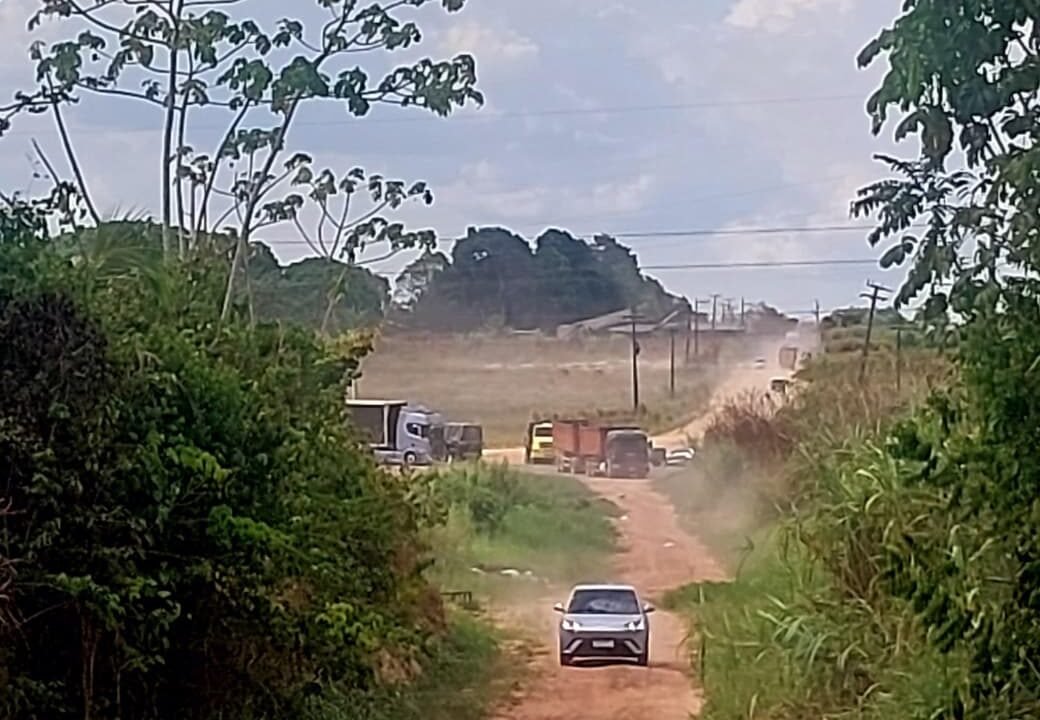 Carreta atravessa na BR-316 e causa congestionamento em Santa Maria do Pará