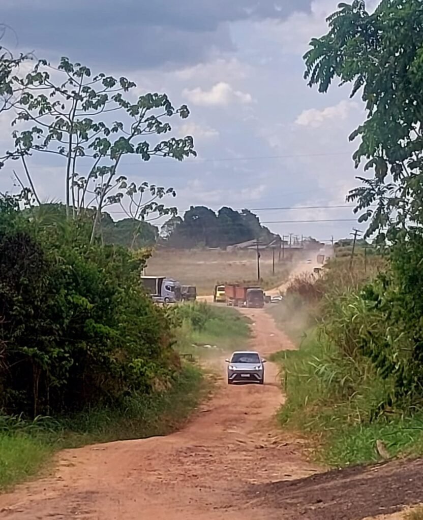 Carreta atravessa na BR-316 e causa congestionamento em Santa Maria do Pará