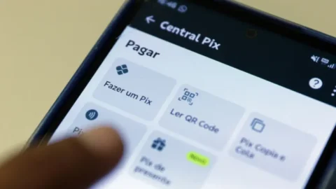 Golpistas usam contas falsas de WhatsApp para extorquir clientes de advogados