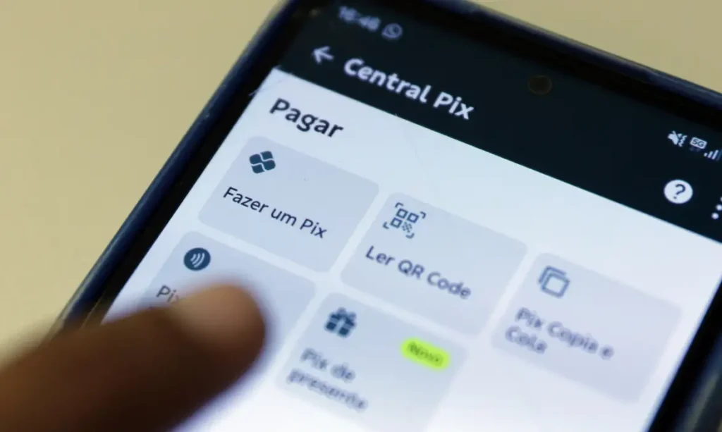 Golpistas usam contas falsas de WhatsApp para extorquir clientes de advogados