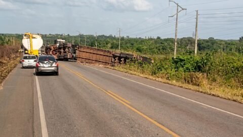 Caminhão boiadeiro tomba na BR-316 em Santa Maria do Pará e causa lentidão no trânsito
