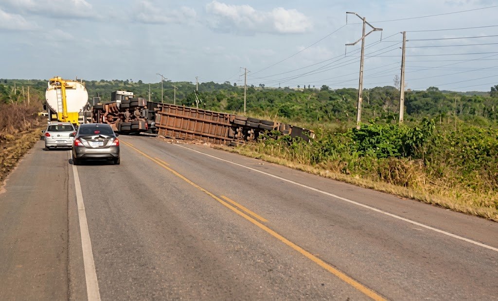 Caminhão boiadeiro tomba na BR-316 em Santa Maria do Pará e causa lentidão no trânsito